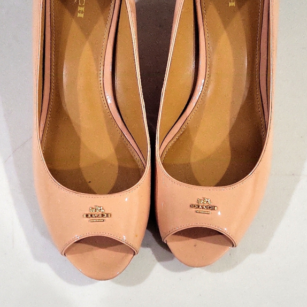 COACH Women's Shoe 9M Delilah Patent Shiny Nude pump